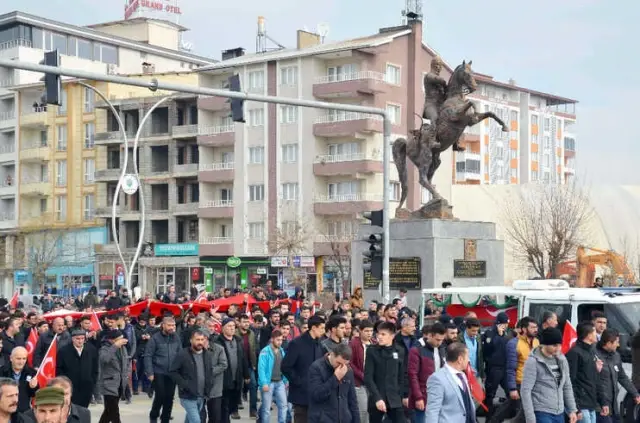 Afrin Şehidi Kürtçe Ağıtlarla Son Yolculuğuna Uğurlandı Afrin Şehidi Kürtçe Ağıtlarla Son Yolculuğuna Uğurlandı