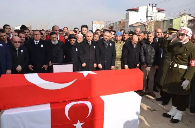 Afrin Şehidi Kürtçe Ağıtlarla Son Yolculuğuna Uğurlandı Afrin Şehidi Kürtçe Ağıtlarla Son Yolculuğuna Uğurlandı