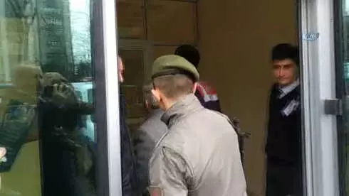 Fetö'den Aranan Şahıs Bahçede Fındık Fidanı Dikerken Yakalandı Fetö'den Aranan Şahıs Bahçede Fındık Fidanı Dikerken Yakalandı