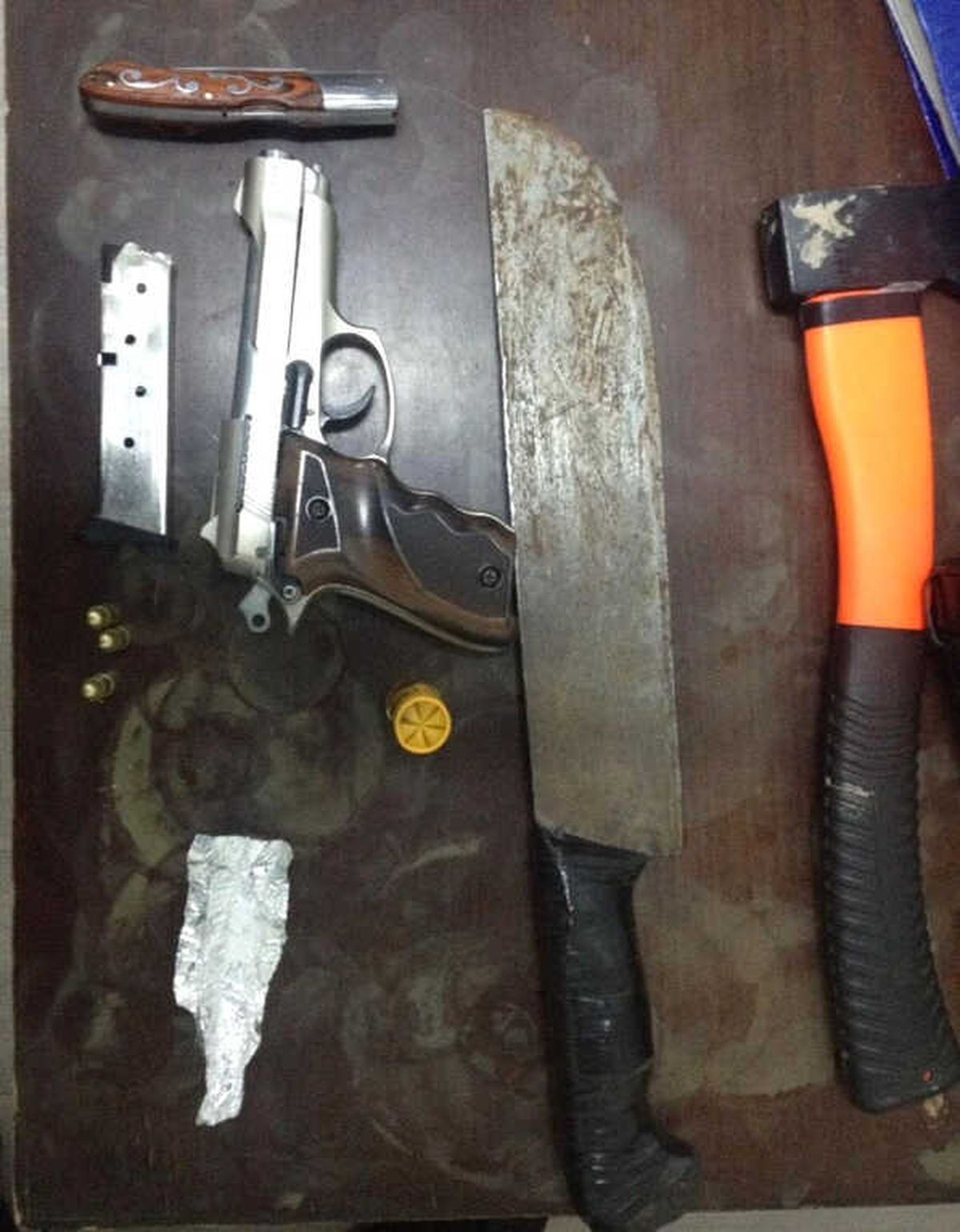 Kuşadası'nda Ruhsatsız 3 Silah, Mermiler ve Kesici Aletler Ele Geçirildi