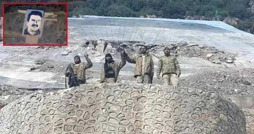 ÖSO, SİHA'lara Yerle Bir Edilen Öcalan Posterinin Olduğu Yerde Poz Verdi