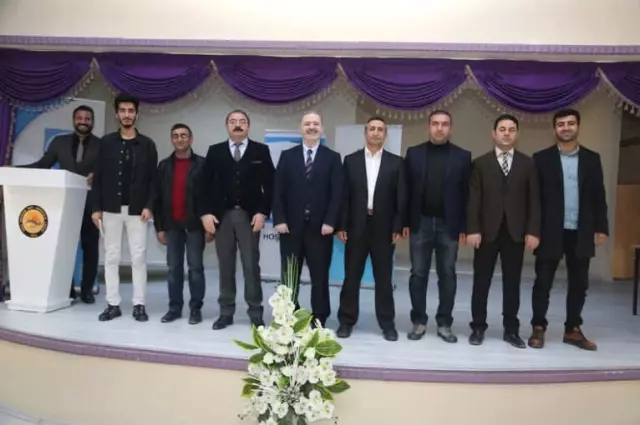 Tuşba'da Yazar ve Şairler Öğrencilerle Buluşmaya Devam Ediyor Tuşba'da Yazar ve Şairler Öğrencilerle Buluşmaya Devam Ediyor