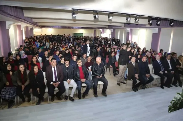 Tuşba'da Yazar ve Şairler Öğrencilerle Buluşmaya Devam Ediyor Tuşba'da Yazar ve Şairler Öğrencilerle Buluşmaya Devam Ediyor