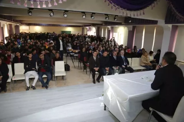 Tuşba'da Yazar ve Şairler Öğrencilerle Buluşmaya Devam Ediyor Tuşba'da Yazar ve Şairler Öğrencilerle Buluşmaya Devam Ediyor