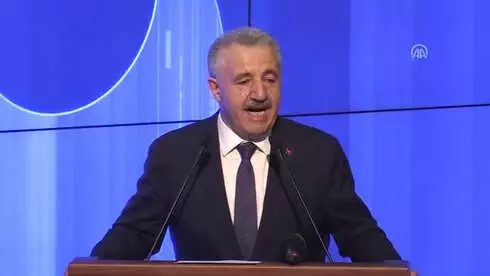 Ulaştırma Bakanı Arslan: 'İnternetin Sunduğu Fırsatların Çok Önemli Olduğunu Biliyoruz' Ulaştırma Bakanı Arslan: 'İnternetin Sunduğu Fırsatların Çok Önemli Olduğunu Biliyoruz'