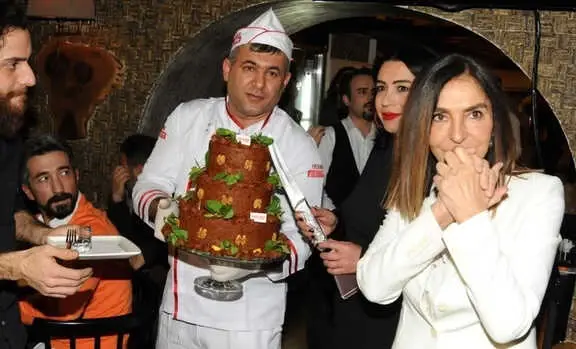 İbrahim Tatlıses, Eski Eşi Derya Tuna'ya Çiğköfteden Yapılmış Pasta Gönderdi