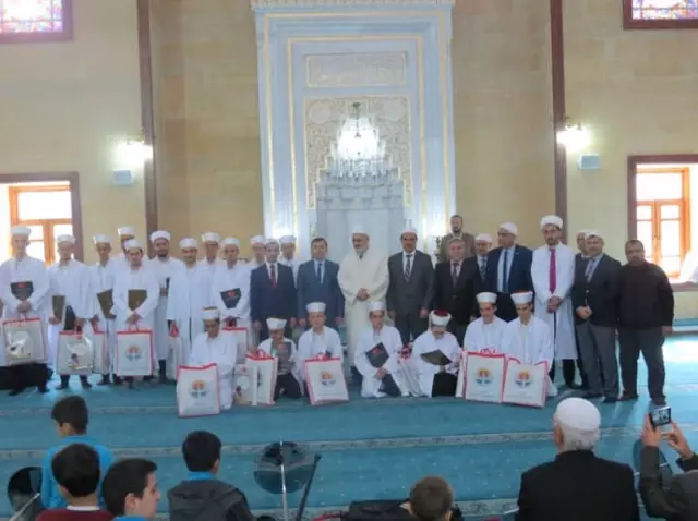 Çukurova Müftülüğü 19 Hafızı Daha Mezun Etti Çukurova Müftülüğü 19 Hafızı Daha Mezun Etti