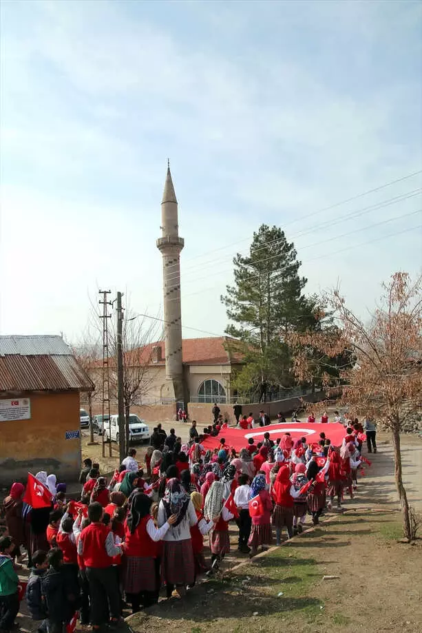 Şarkışla'da Zeytin Dalı Harekatı'na Bayraklı Destek Şarkışla'da Zeytin Dalı Harekatı'na Bayraklı Destek