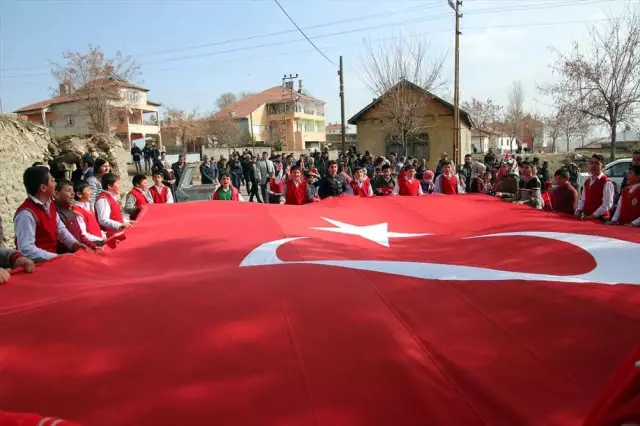 Şarkışla'da Zeytin Dalı Harekatı'na Bayraklı Destek Şarkışla'da Zeytin Dalı Harekatı'na Bayraklı Destek