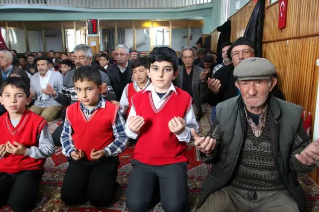 Şarkışla'da Zeytin Dalı Harekatı'na Bayraklı Destek Şarkışla'da Zeytin Dalı Harekatı'na Bayraklı Destek