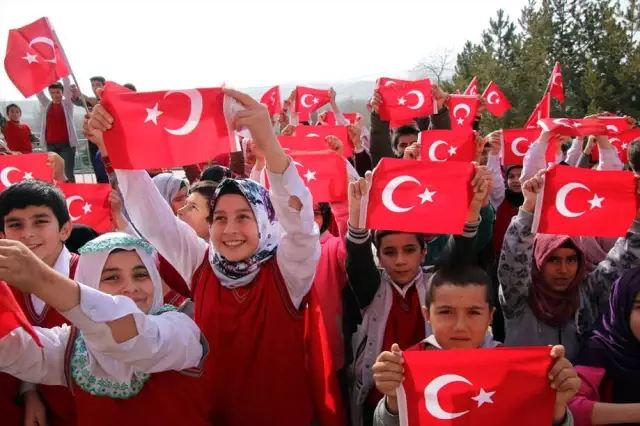 Şarkışla'da Zeytin Dalı Harekatı'na Bayraklı Destek Şarkışla'da Zeytin Dalı Harekatı'na Bayraklı Destek