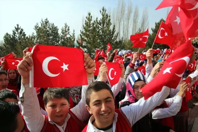 Şarkışla'da Zeytin Dalı Harekatı'na Bayraklı Destek Şarkışla'da Zeytin Dalı Harekatı'na Bayraklı Destek