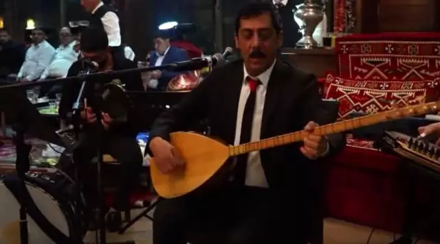 Ankaralı Turgut, Adnan Oktar'ın Düzenlediği Sıra Gecesinde Sahne Aldı Ankaralı Turgut, Adnan Oktar'ın Düzenlediği Sıra Gecesinde Sahne Aldı