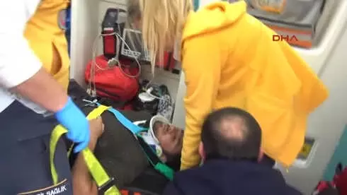 Bartın Freni Patlayan İşçi Servisi Eve Çarptı 17 Yaralı Bartın Freni Patlayan İşçi Servisi Eve Çarptı 17 Yaralı