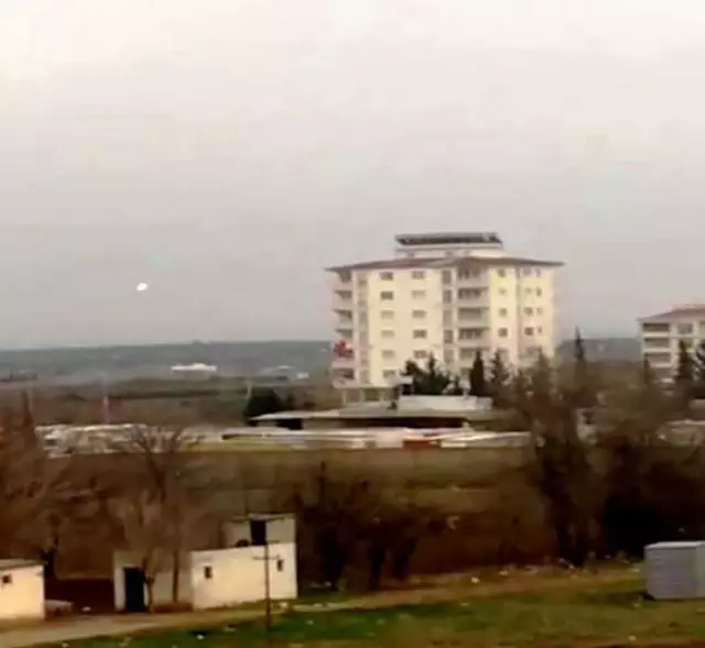 Afrin'deki Pyd Mevzileri Roketatarlarla Vuruluyor
