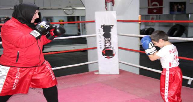 'Dul Kadınsın, Evinde Otur' Baskılarına Rağmen Kick Boks Şampiyonu Oldu