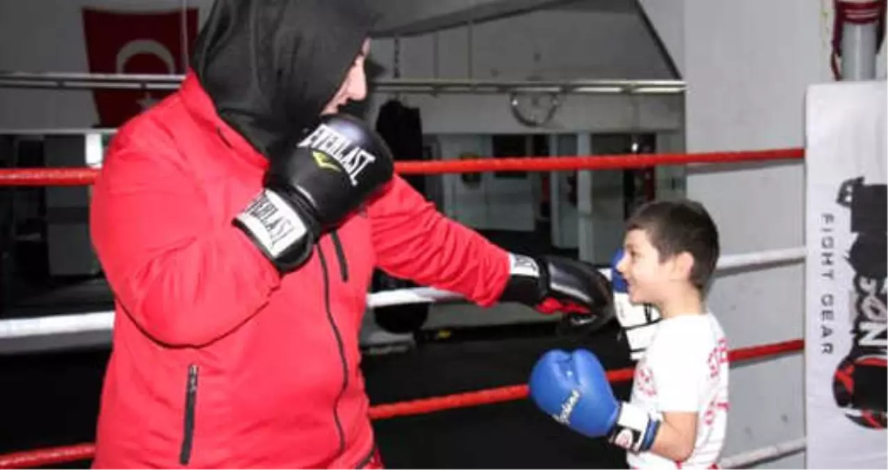 'Dul Kadınsın, Evinde Otur' Baskılarına Rağmen Kick Boks Şampiyonu Oldu