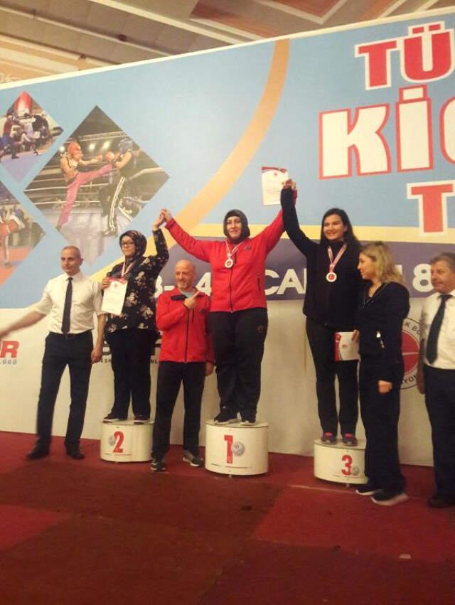 'Dul Kadınsın, Evinde Otur' Baskılarına Rağmen Kick Boks Şampiyonu Oldu