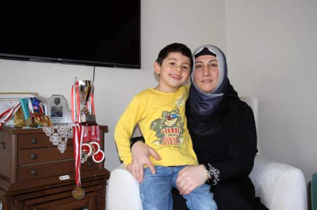 'Dul Kadınsın, Evinde Otur' Baskılarına Rağmen Kick Boks Şampiyonu Oldu