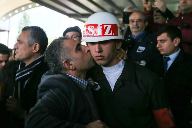 'Kalk Oğlum' Diyerek Tabuta Sarılan Şehit Annesi, Yürekleri Dağladı