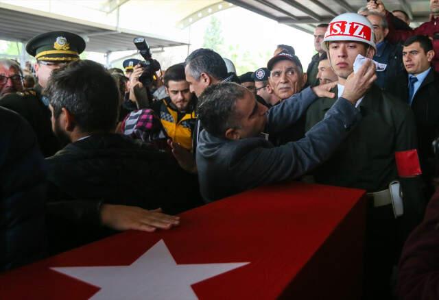 'Kalk Oğlum' Diyerek Tabuta Sarılan Şehit Annesi, Yürekleri Dağladı