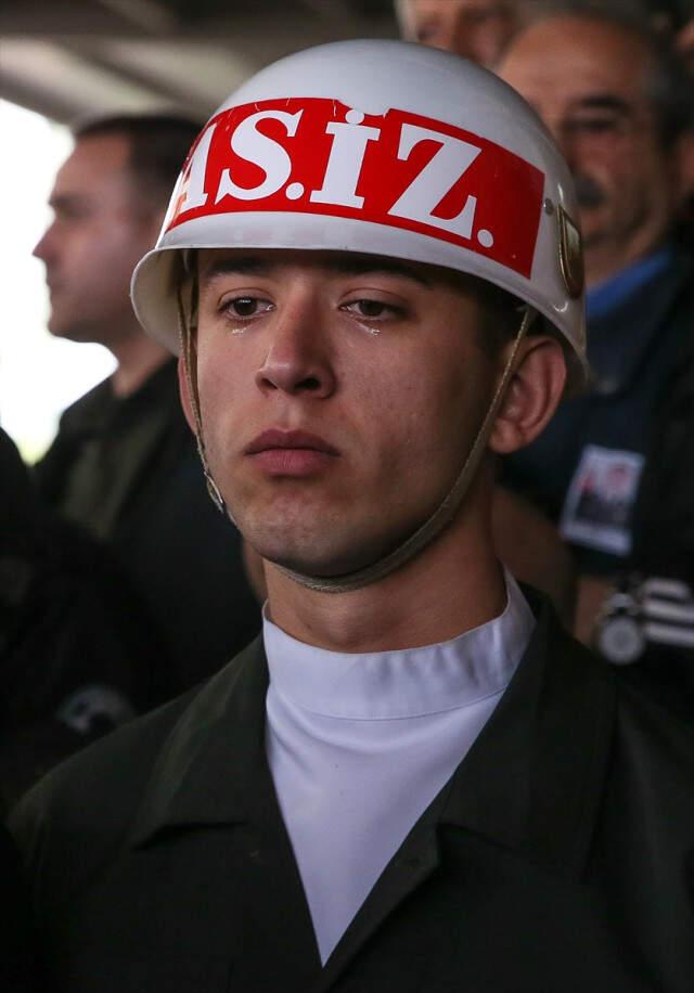 'Kalk Oğlum' Diyerek Tabuta Sarılan Şehit Annesi, Yürekleri Dağladı