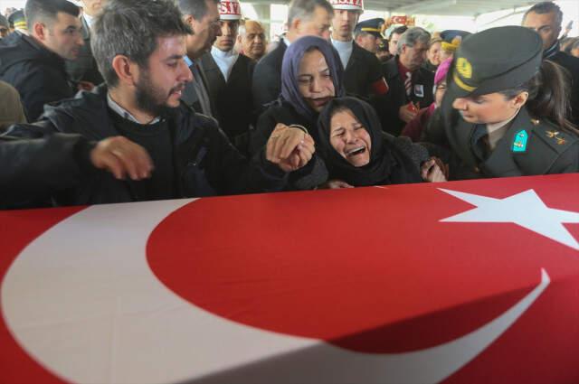 'Kalk Oğlum' Diyerek Tabuta Sarılan Şehit Annesi, Yürekleri Dağladı