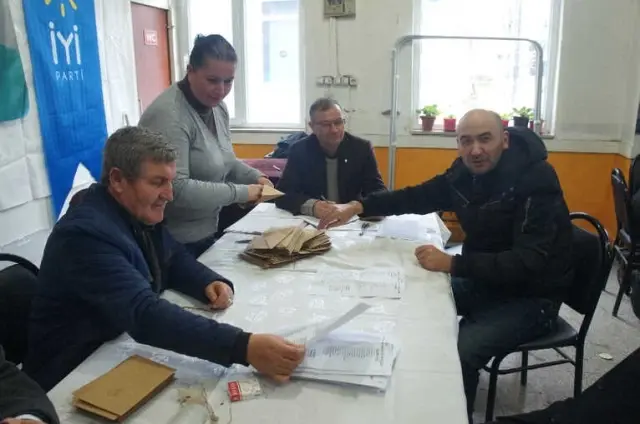 Lapseki İyi Parti Olağan Genel Kurulu Yapıldı Lapseki İyi Parti Olağan Genel Kurulu Yapıldı