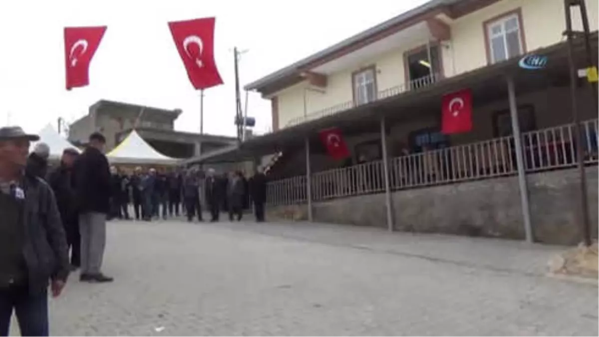 Şehit Babası Sarıaslan: 'Beni de Askere Alsınlar Oğlumun Bıraktığı Yerden Devam Ederim'