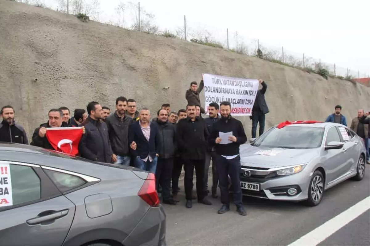 Sıfır Araçlarının Hatalı Çıktığını İddia Eden Sürücüler, Fabrika Önünde Eylem Yaptı