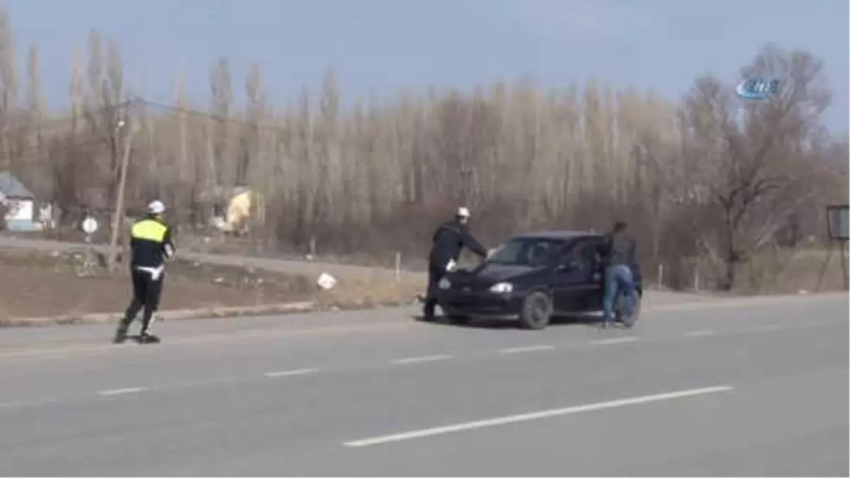 Yolda Kalan Vatandaşın İmdadına Polis Yetişti