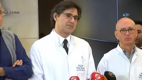 Kadir İnanır'ı Hastaneye Getiren Prof. Koçer '45 Dakika İkna Etmeye Uğraştım' Kadir İnanır'ı Hastaneye Getiren Prof. Koçer '45 Dakika İkna Etmeye Uğraştım'