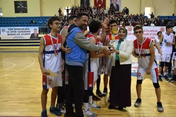 Okullar Arası Genç Erkekler Basketbol Kupası Sahibini Buldu Okullar Arası Genç Erkekler Basketbol Kupası Sahibini Buldu