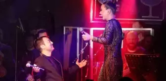 Ebru Gündeş: Serdar Ortaç, 4 Yıldır Küs Olduğu Ebru Gündeş'in Önünde Diz Çöküp Özür Diledi Ebru Gündeş: Serdar Ortaç, 4 Yıldır Küs Olduğu Ebru Gündeş'in Önünde Diz Çöküp Özür Diledi