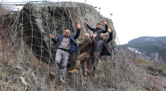Artvin'de Köy İçin Tehlike Oluşturan Kayaya Çelik Halatlı Önlem Alındı