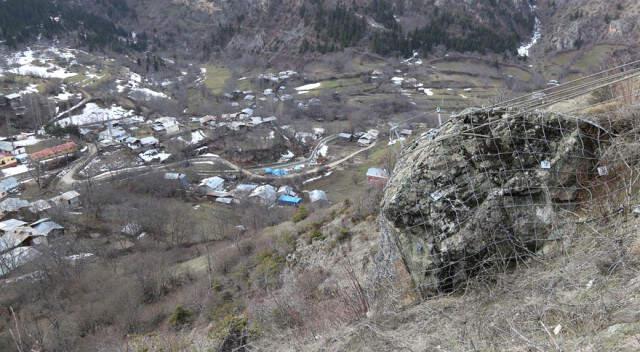 Artvin'de Köy İçin Tehlike Oluşturan Kayaya Çelik Halatlı Önlem Alındı