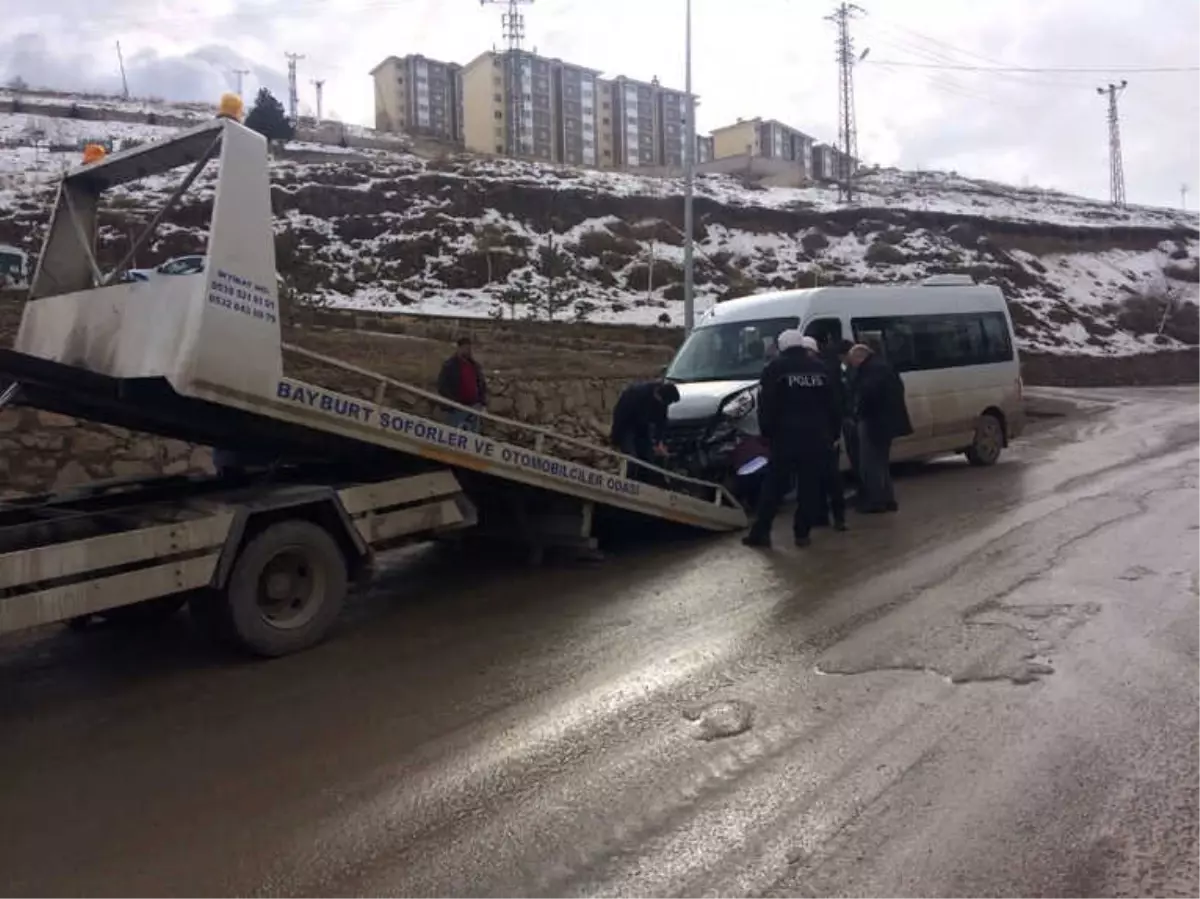 Bayburt'ta Okul Servisi ile Otomobil Çarpıştı: 16 Yaralı