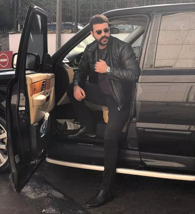Damat Adayı Birkan Key, Sosyal Medyadan Tomar Tomar Para Paylaşıyor