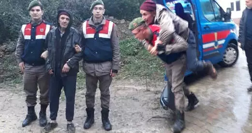 Jandarma, Yaşlı Alzheimer Hastasını Arabaya Kadar Sırtında Taşıdı