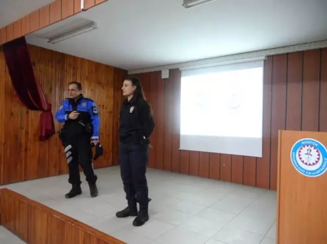 Polis Ekipleri 'Güvenli İnternet Kullanımı' Semineri Verdi