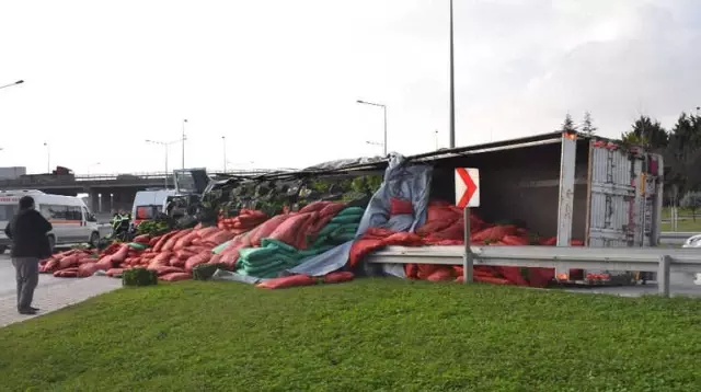 Virajı Alamayan Tır Devrildi Yüzlerce Kasa Sebze Yola Savruldu