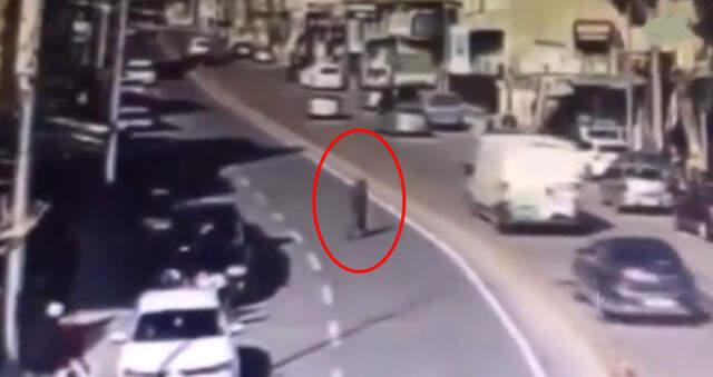Yolun Karşısına Geçerken Önüne Roket Düştü, O Anlar Kameraya Böyle Yansıdı