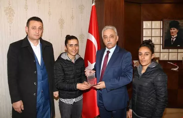 Hakkarigücü Spor Kulübü Yöneticilerinden Vali Toprak'a Ziyaret