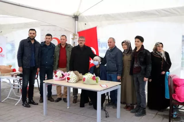 Lösemi Hastası Olan Utku'ya Umut Olmak İçin Sıraya Girdiler