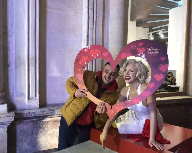 Marilyn Monroe ve Brad Pitt Sevgilier Günü'nde Hayranlarıyla Buluştu!