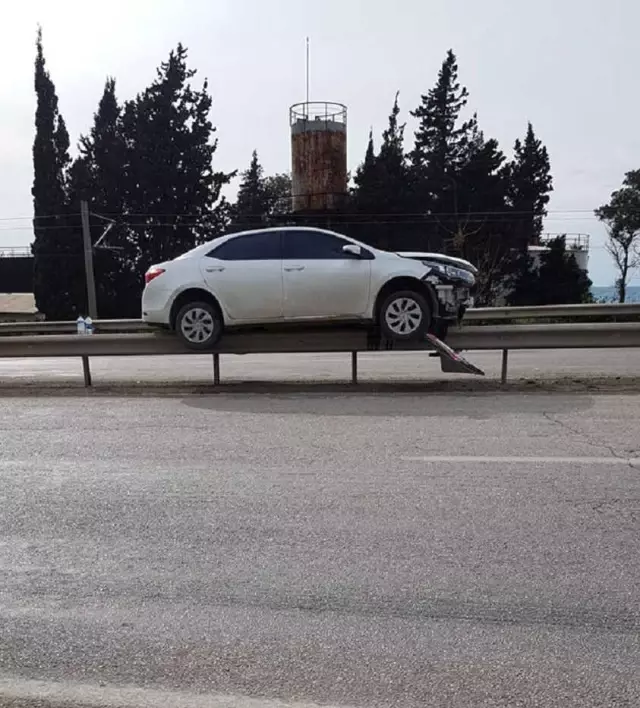 Otomobil Çelik Bariyerlerin Üzerinde Kaldı