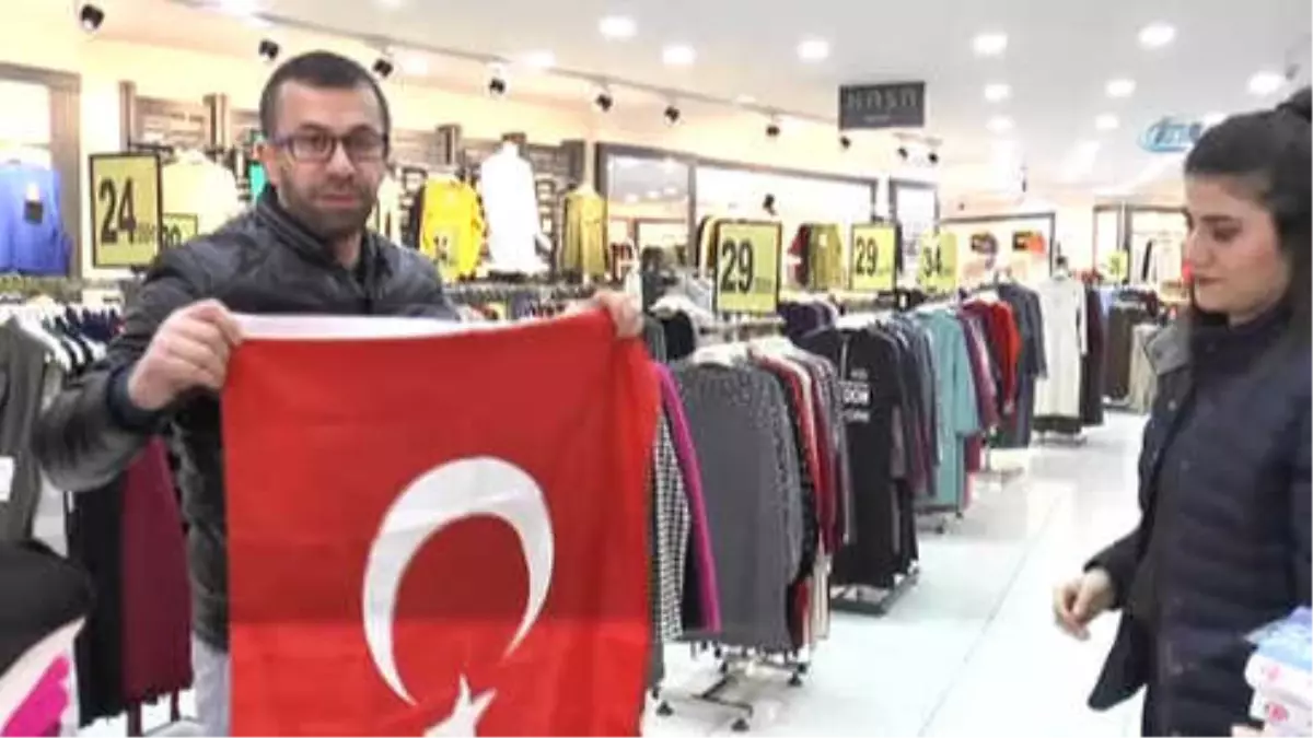 Üniversite Öğrencileri Sevgililer Gününde Türk Bayrağı Dağıttı