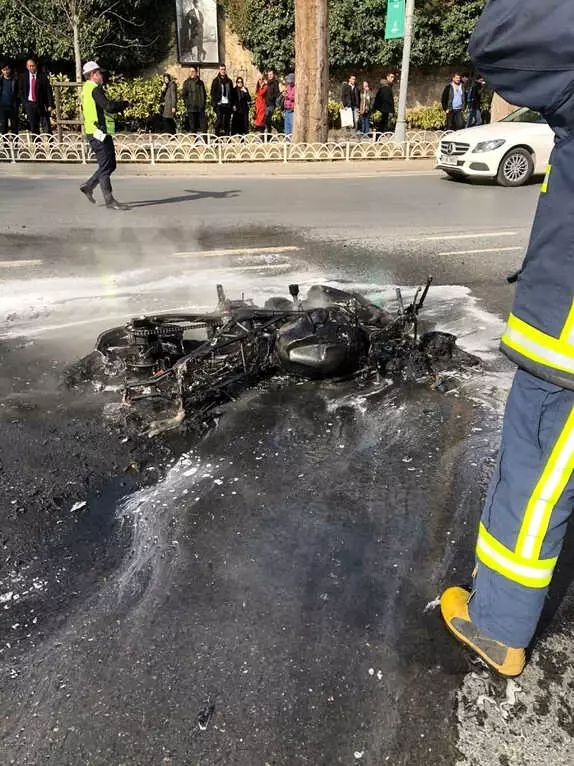 Beşiktaş'ta Kaza Yapan Motosiklet Alev Alev Yandı Beşiktaş'ta Kaza Yapan Motosiklet Alev Alev Yandı