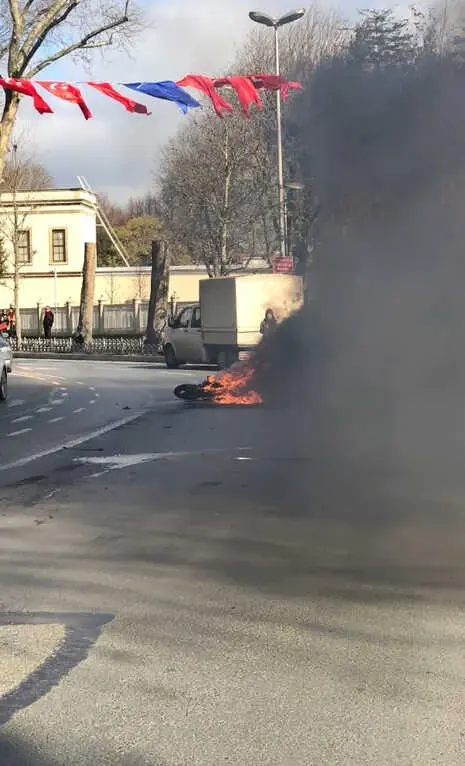 Beşiktaş'ta Kaza Yapan Motosiklet Alev Alev Yandı Beşiktaş'ta Kaza Yapan Motosiklet Alev Alev Yandı