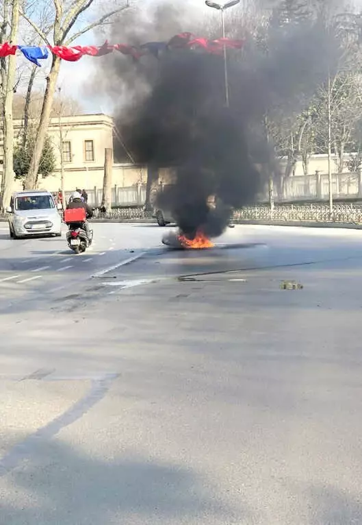 Beşiktaş'ta Kaza Yapan Motosiklet Alev Alev Yandı Beşiktaş'ta Kaza Yapan Motosiklet Alev Alev Yandı